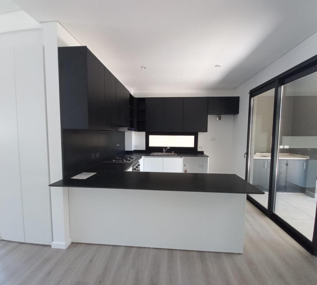 CASA en VENTA en VILLA ELVIRA - PACHECO - JARDÍN Y PILETA!!!