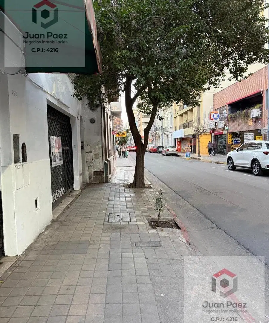 AMPLIO Y CON VIDRIEA BIEN EXPUESTA A LA CALLE 2