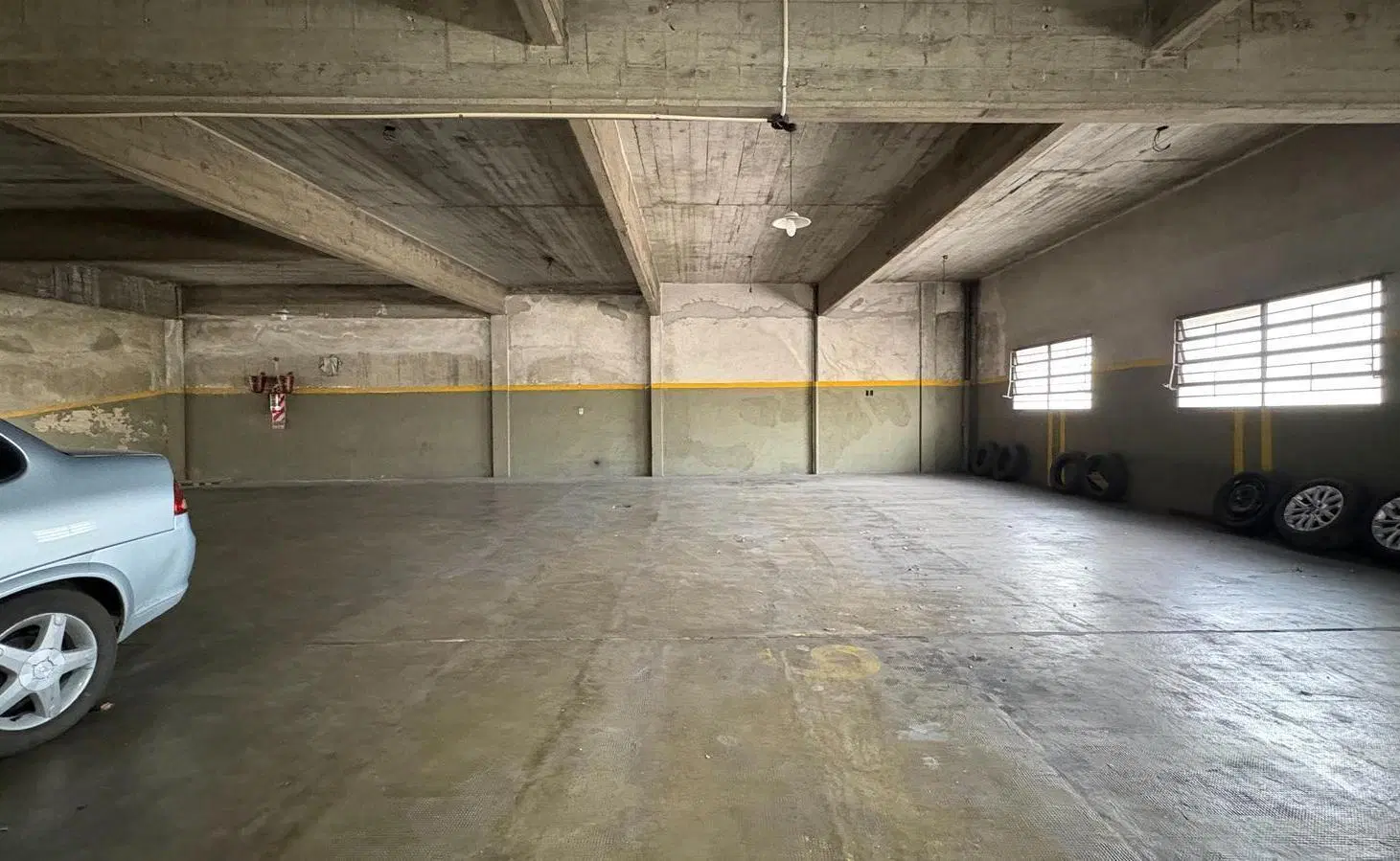 Amplio edificio comercial: Cocheras, Garaje, Galpón, Oficinas, Deposito..... 4