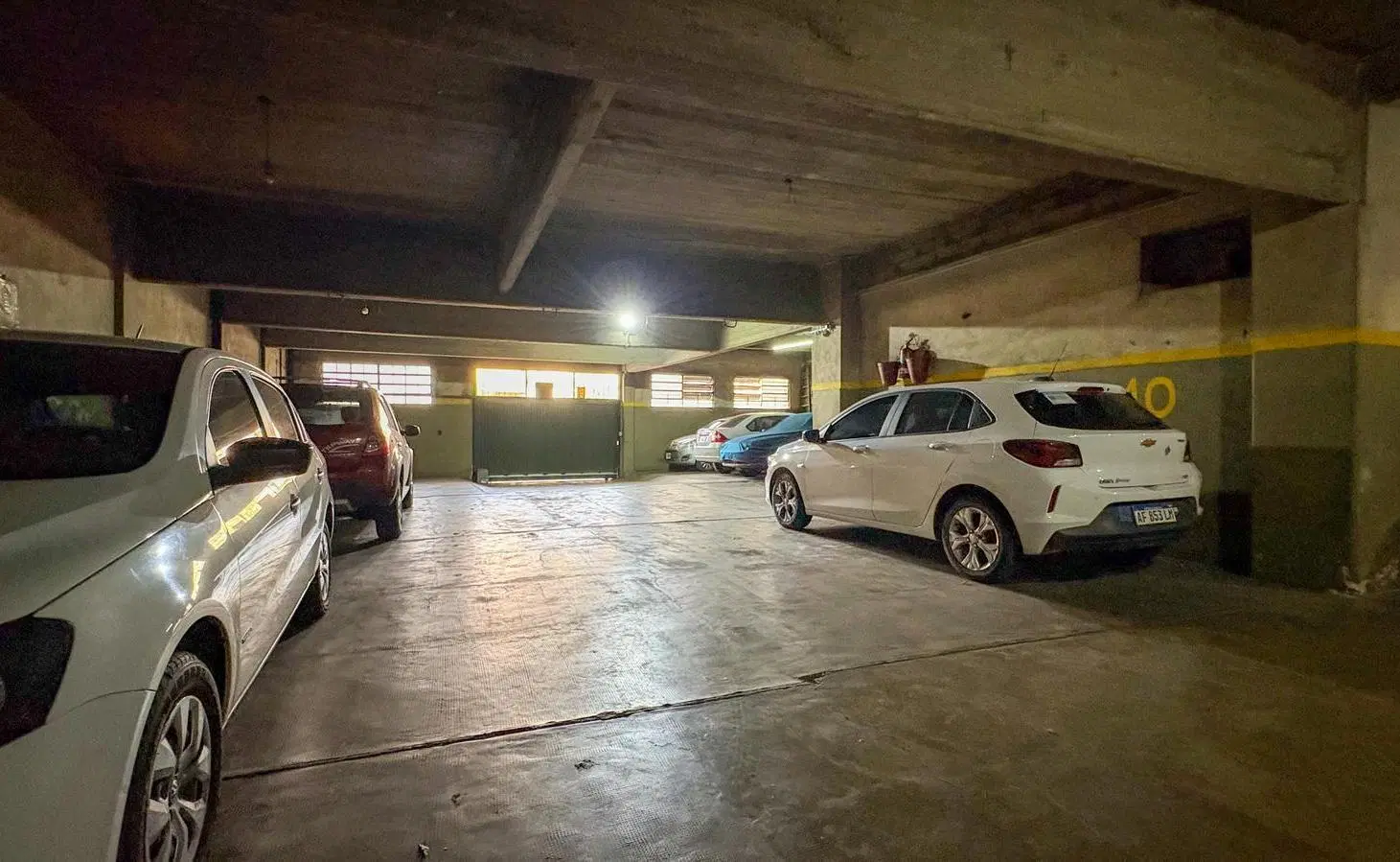 Amplio edificio comercial: Cocheras, Garaje, Galpón, Oficinas, Deposito..... 1