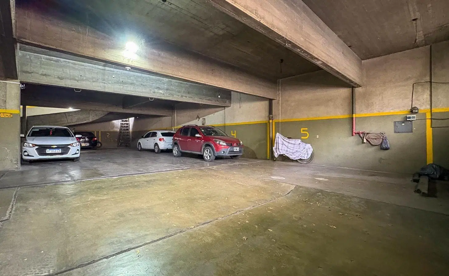 Amplio edificio comercial: Cocheras, Garaje, Galpón, Oficinas, Deposito..... 5