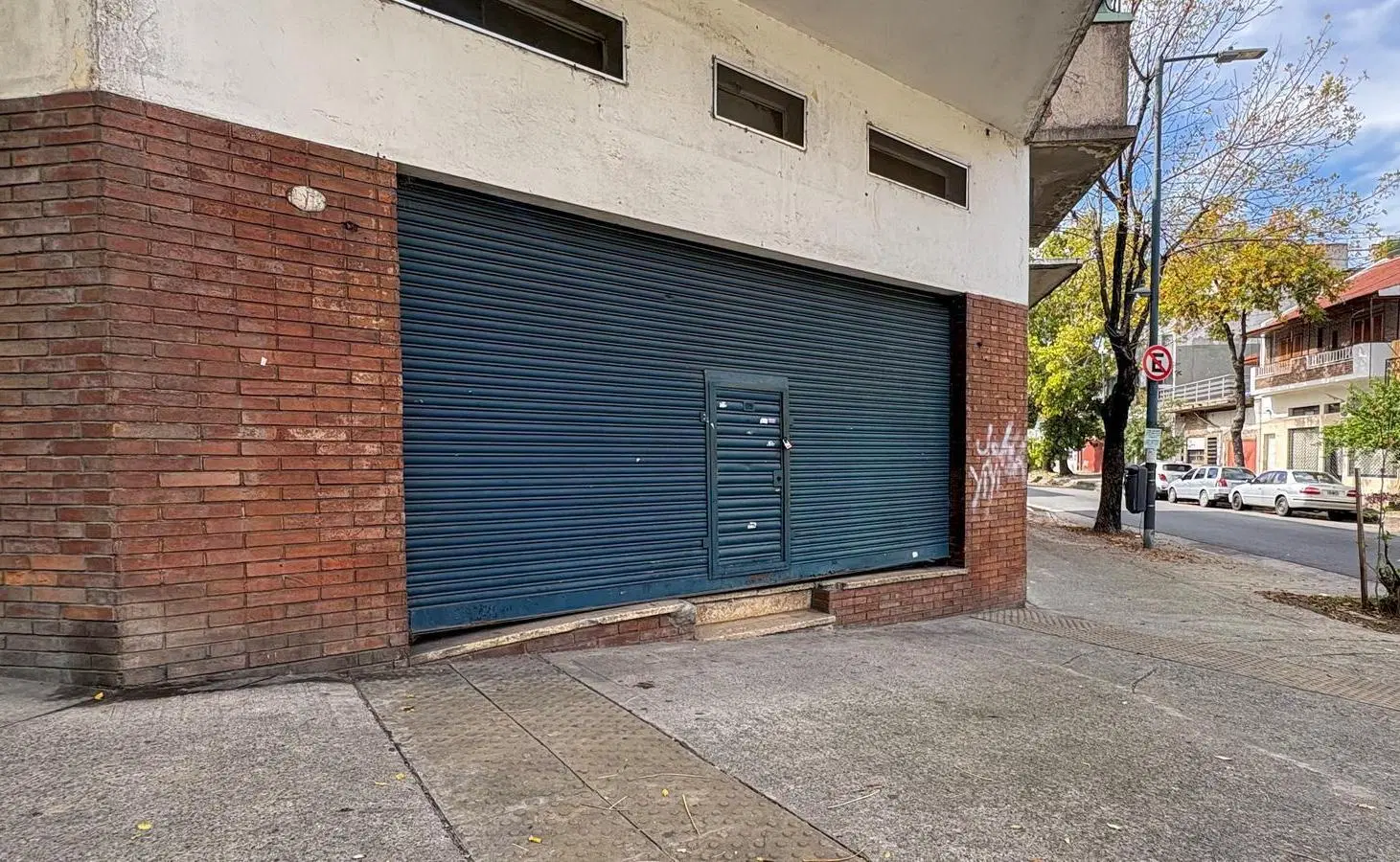P.H. de 4 ambientes, con patio y Local en esquina, con doble vidriera. SIN EXPENSAS. 5
