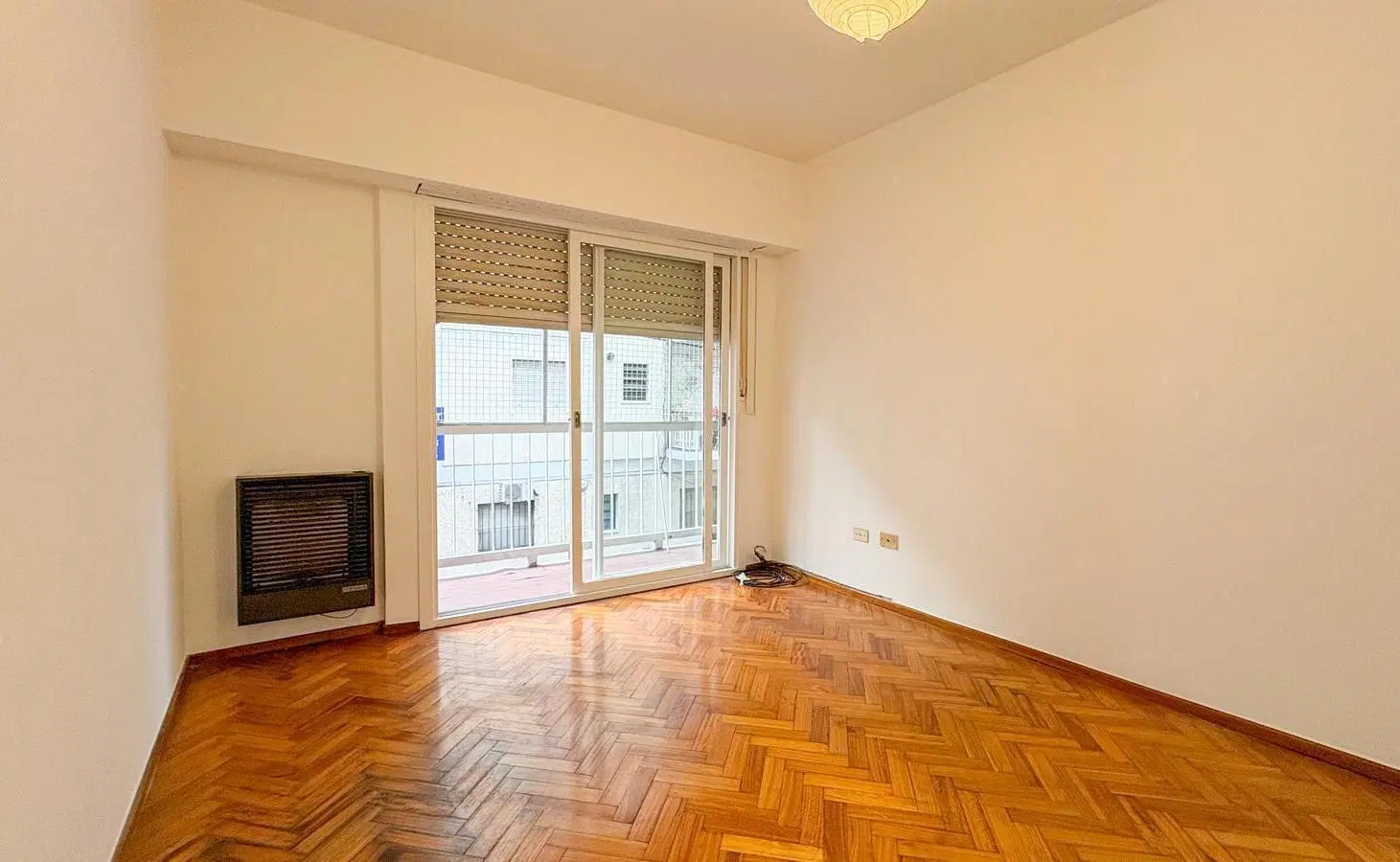 Excelente ubicación. Semipiso de 2 ambientes, al frente, con balcón 2