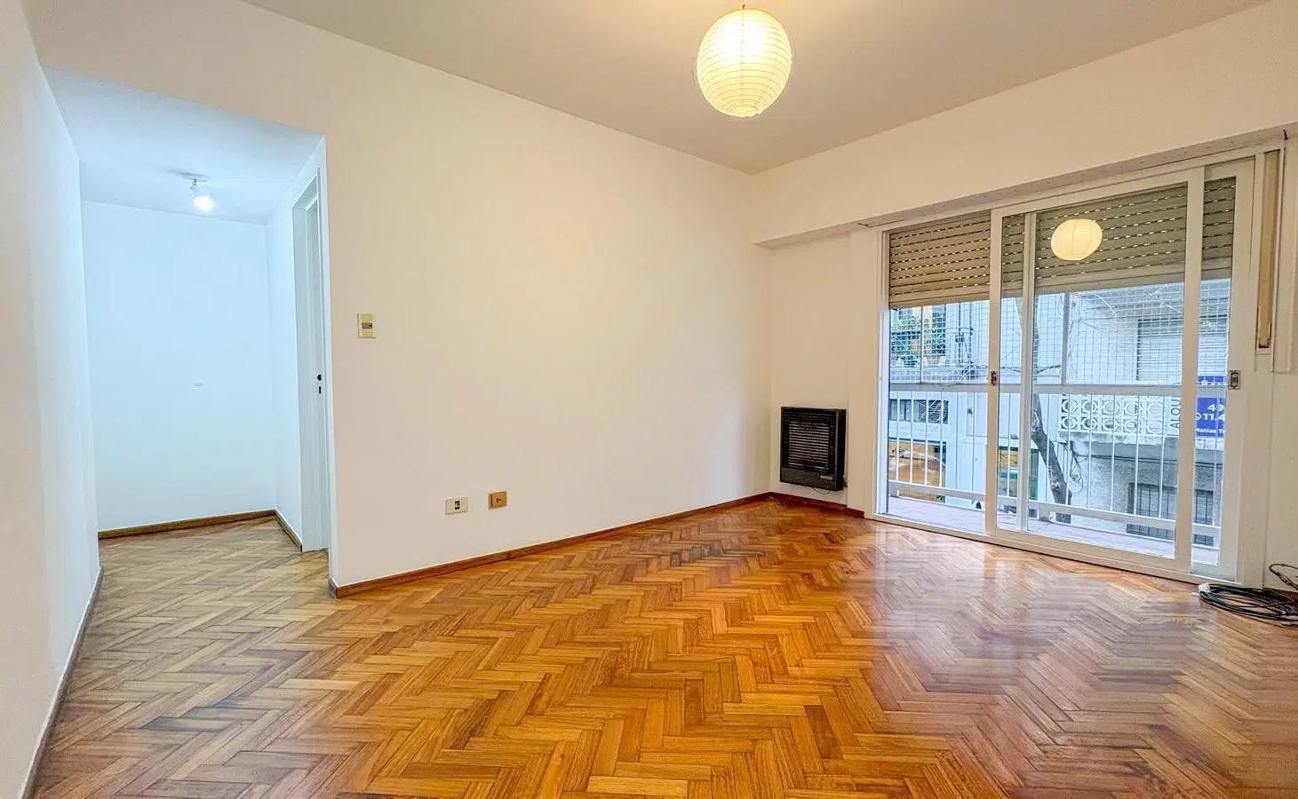 Excelente ubicación. Semipiso de 2 ambientes, al frente, con balcón 4