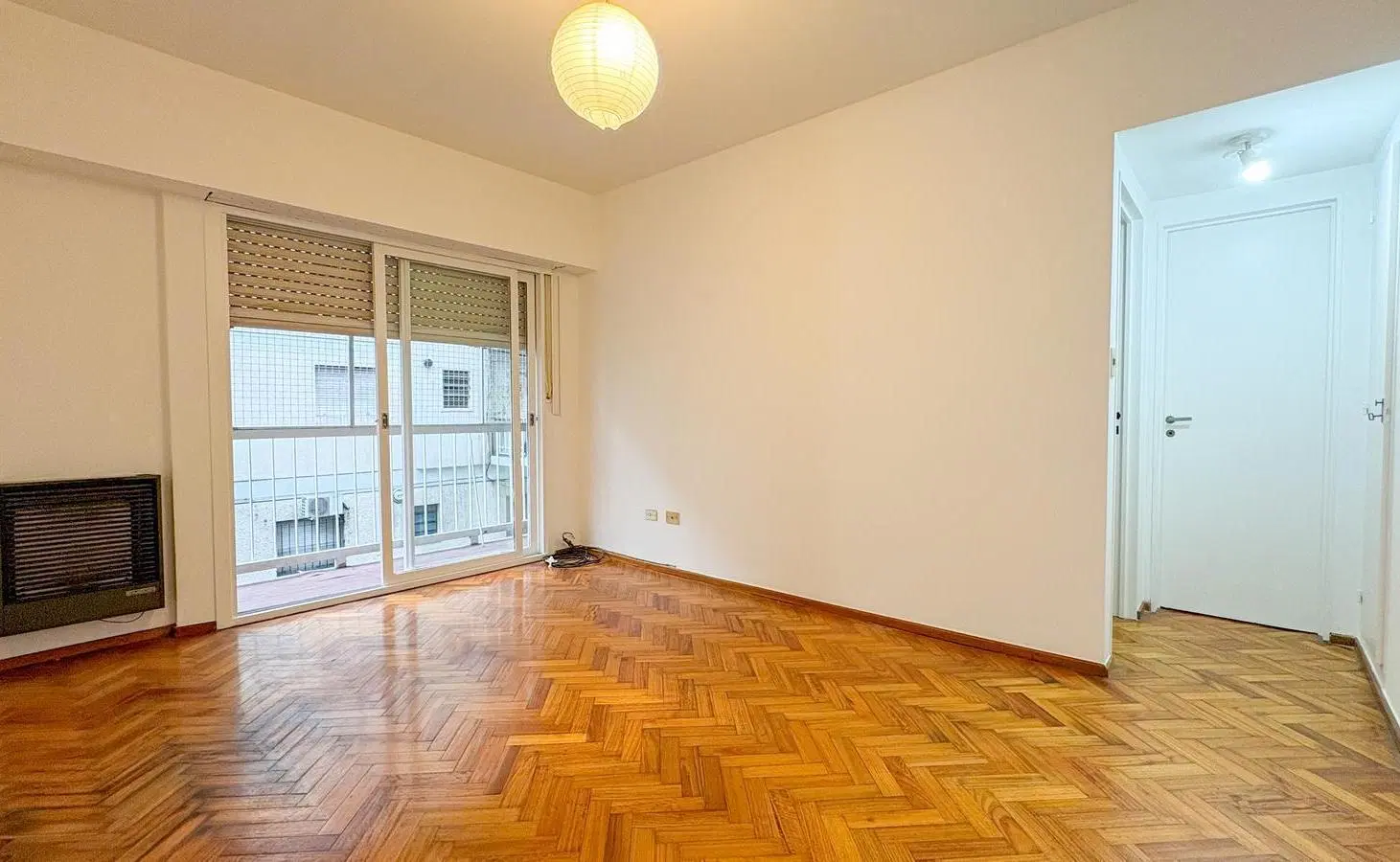Excelente ubicación. Semipiso de 2 ambientes, al frente, con balcón 5