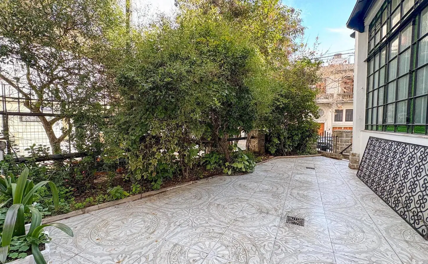 Hermosa casa en esquina, con terreno propio. A metros de Parque Centenario. 5