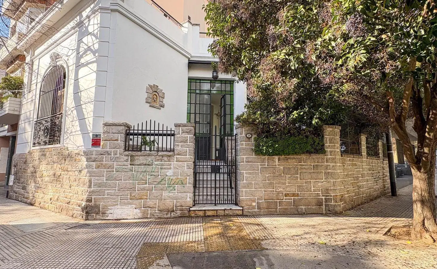Hermosa casa en esquina, con terreno propio. A metros de Parque Centenario. 2