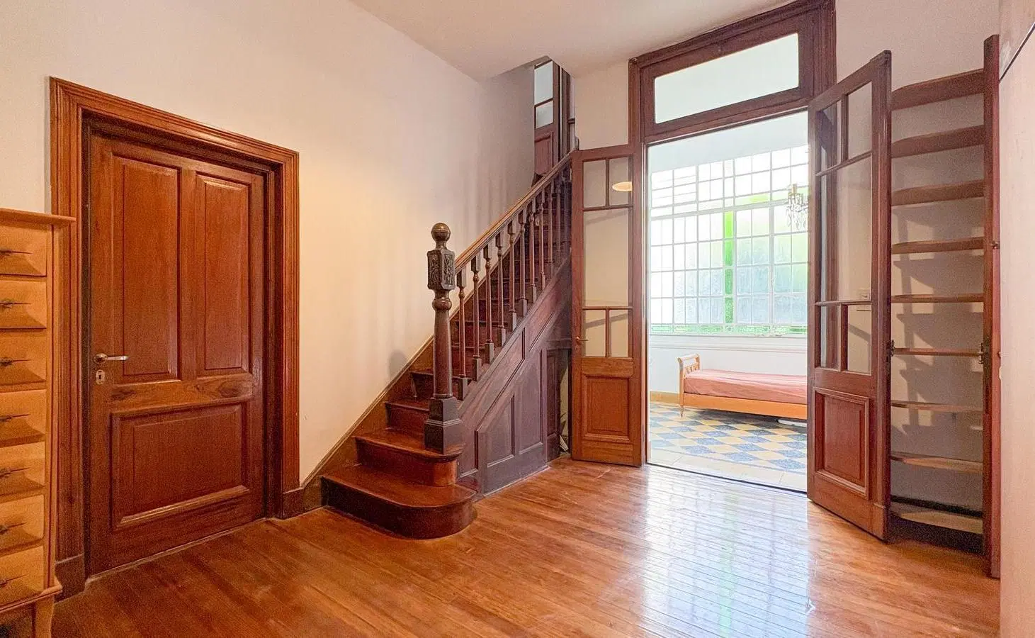 Hermosa casa en esquina, con terreno propio. A metros de Parque Centenario. 1