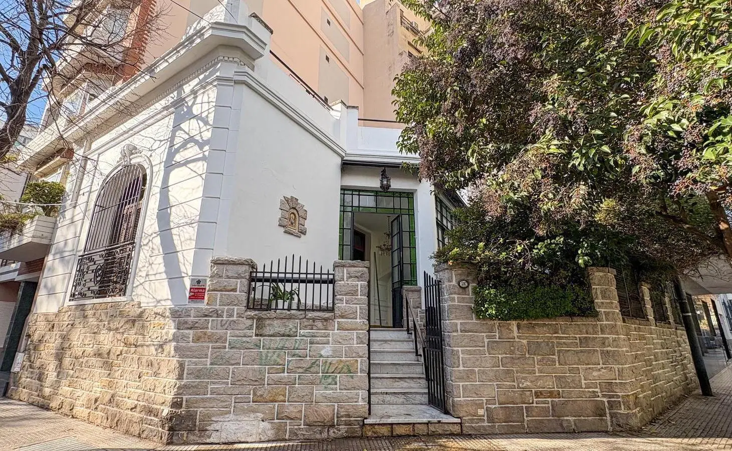 Hermosa casa en esquina, con terreno propio. A metros de Parque Centenario. 4
