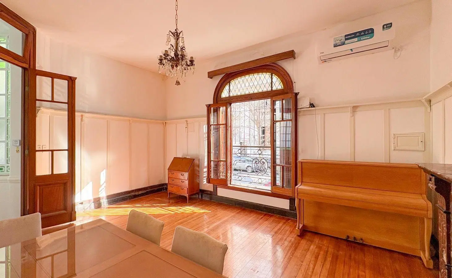 Hermosa casa en esquina, con terreno propio. A metros de Parque Centenario. 3