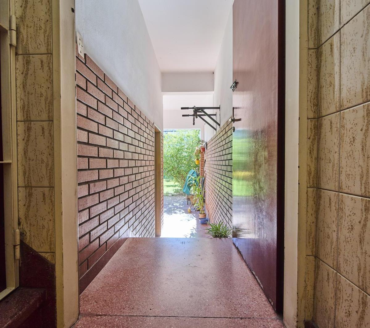 Casa en Venta, con Jardin Al Fondo y Local Al Frente 1