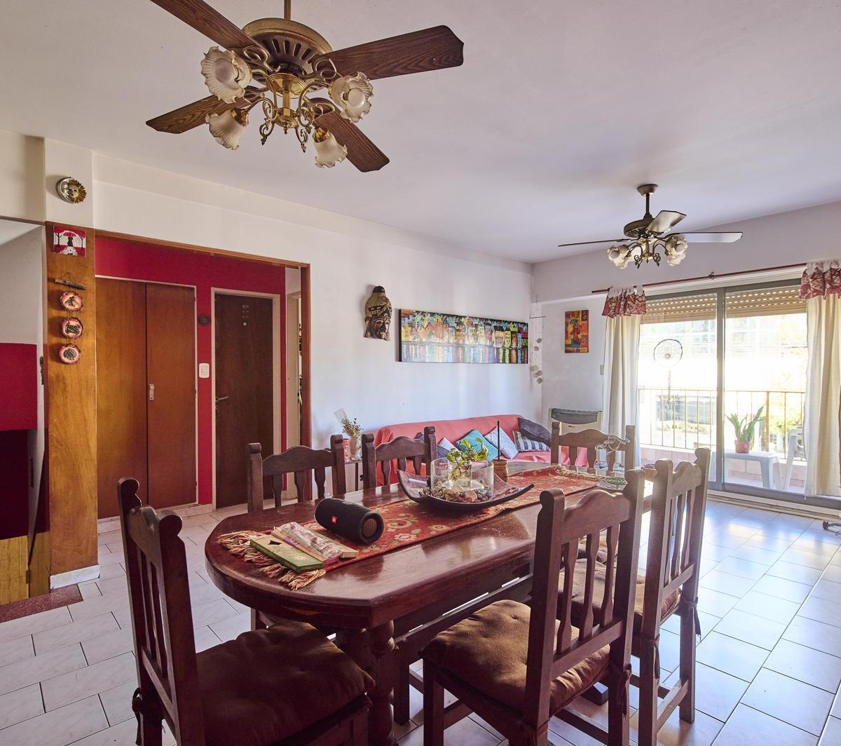 Casa en Venta, con Jardin Al Fondo y Local Al Frente 4