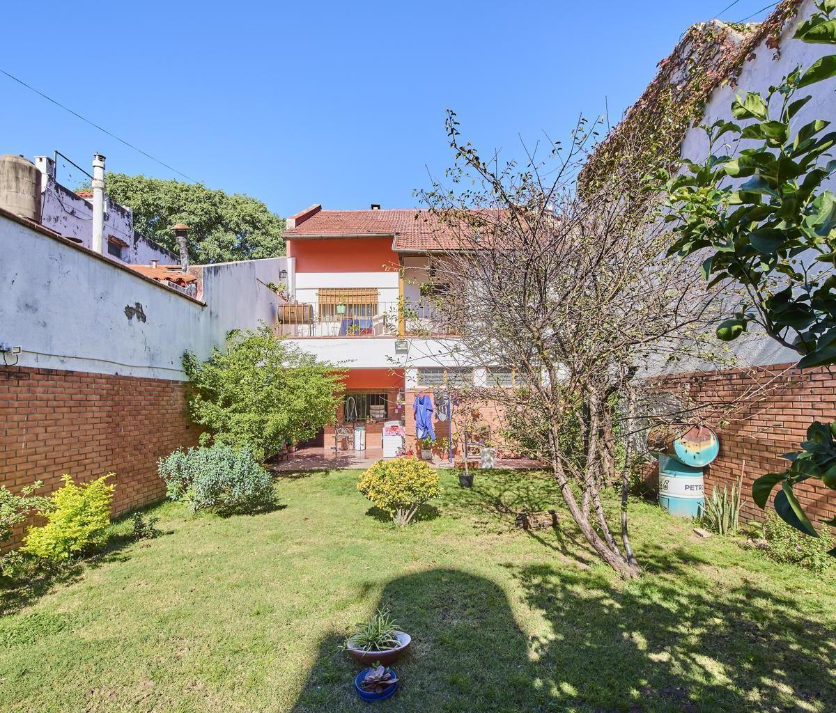 Casa en Venta, con Jardin Al Fondo y Local Al Frente 5
