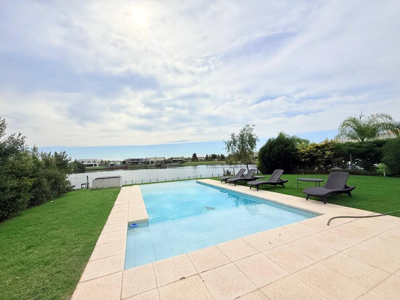 Casa en Alquiler anual de 6 ambientes al agua en Canton Golf 2