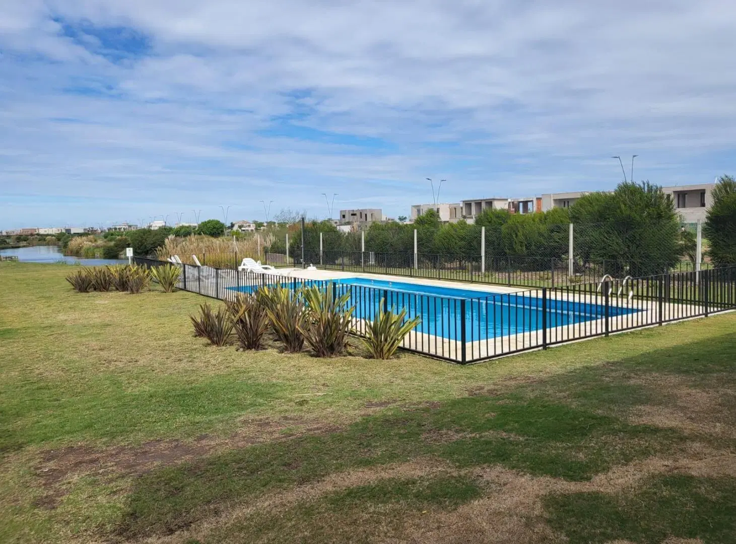 Terreno en Costas en oportunidad con vista al lago abierta 8