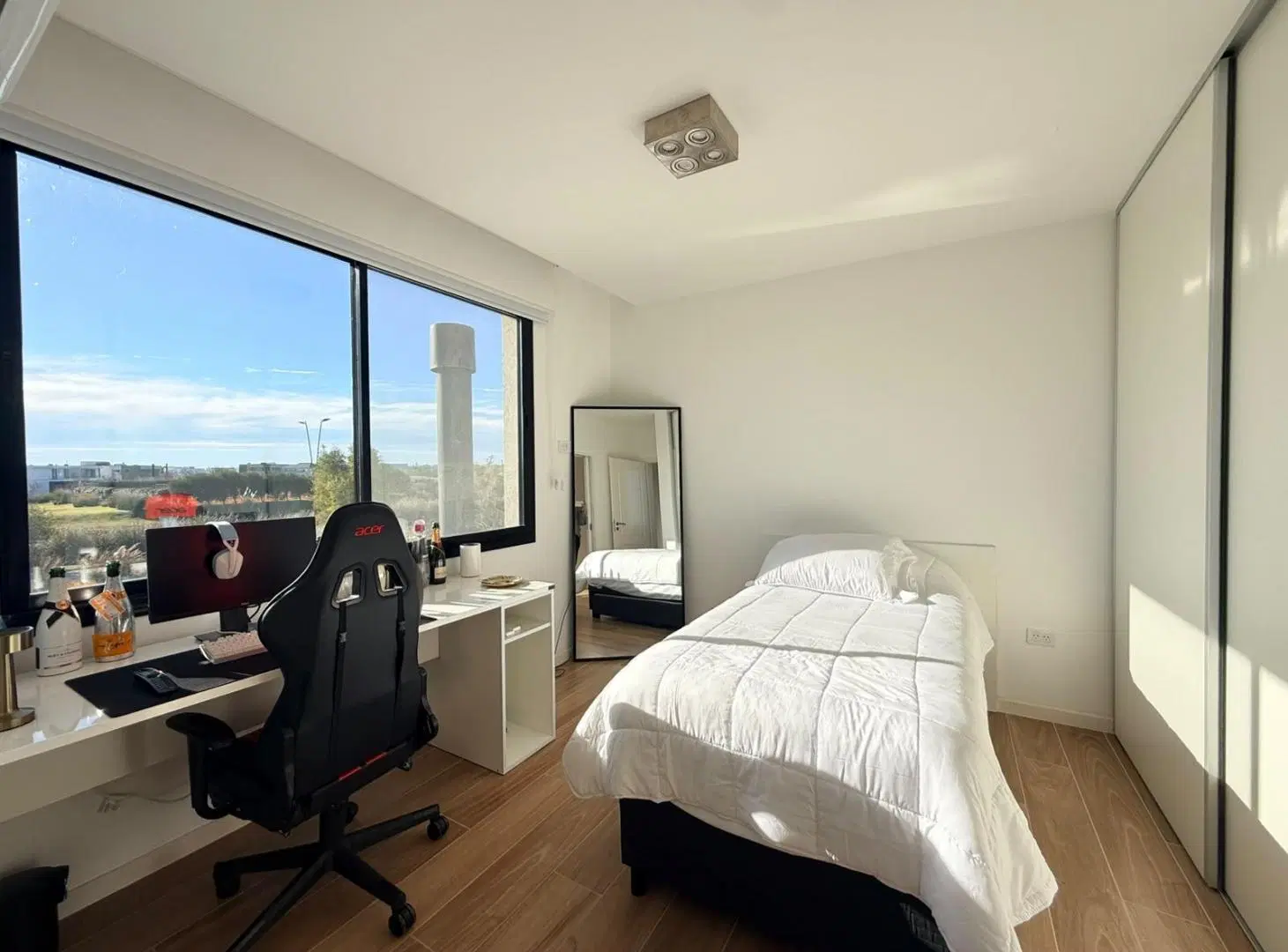 Casa en alquiler anual con muebles de 5 ambientes en  Puertos del Lago 8