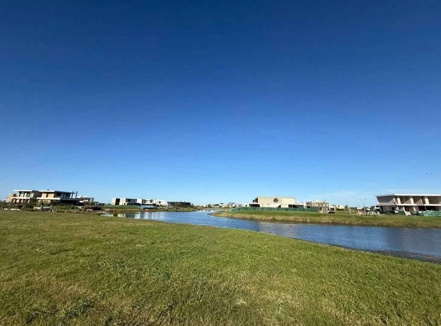 Lote en venta en Costas Puertos del Lago con costas en todo su entorno al lago central 2