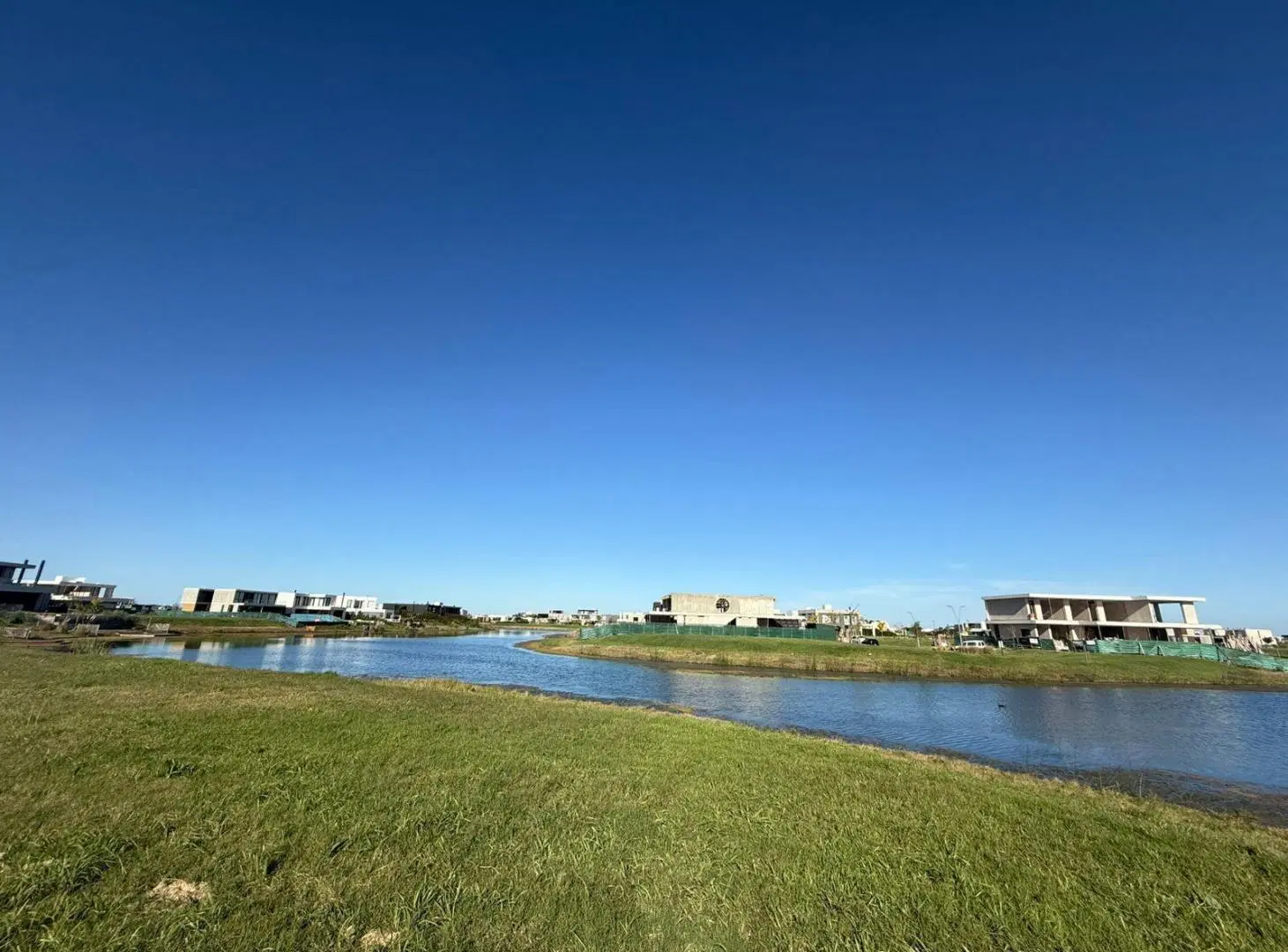Lote en venta en Costas Puertos del Lago con costas en todo su entorno al lago central 4