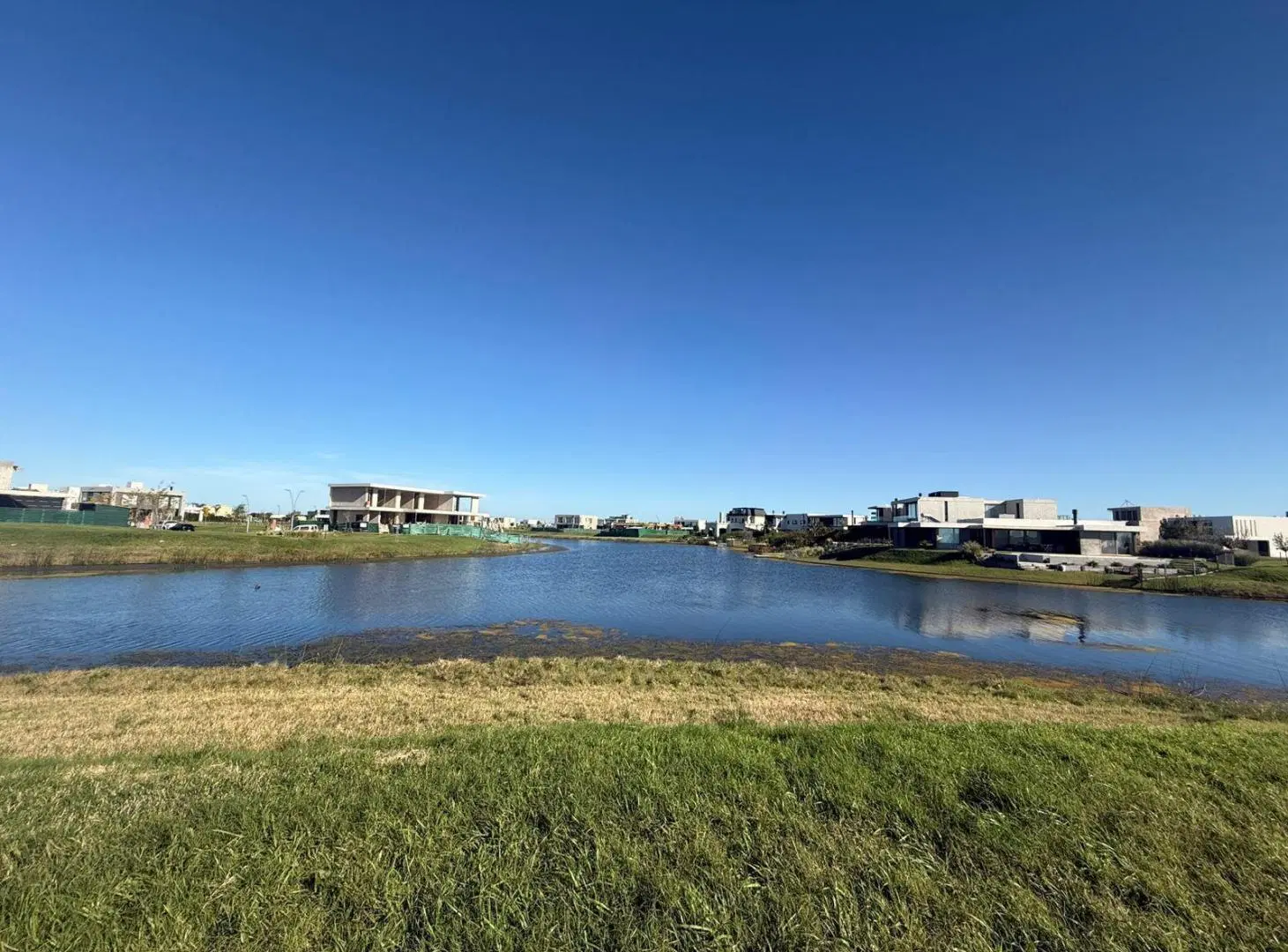 Lote en venta en Costas Puertos del Lago con costas en todo su entorno al lago central 8