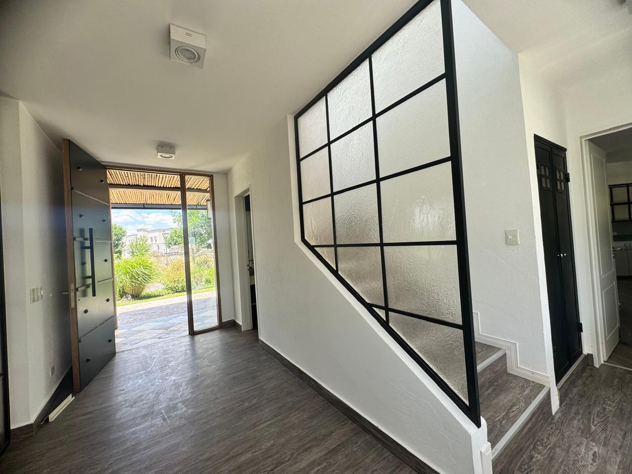 Foto de Casa en El Canton - Islas con vistas al golf y al agua de 5 ambientes, imagen 3