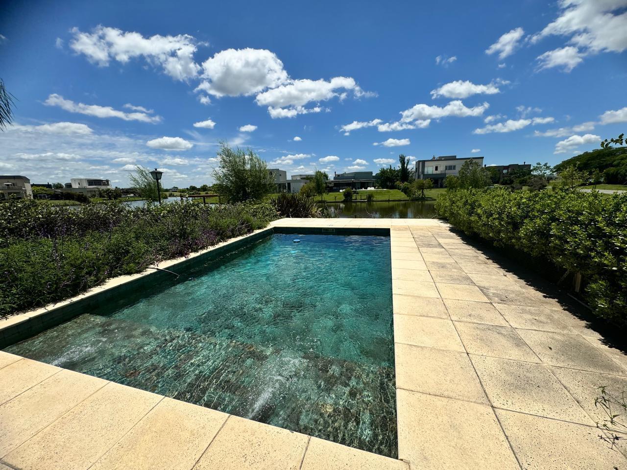 Foto de Casa en El Canton - Islas con vistas al golf y al agua de 5 ambientes, imagen 2