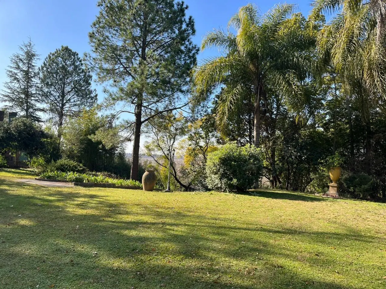 Casa quinta en venta en el Barrio El Cazador con terminaciones de primer nivel en su estilo colonial 3