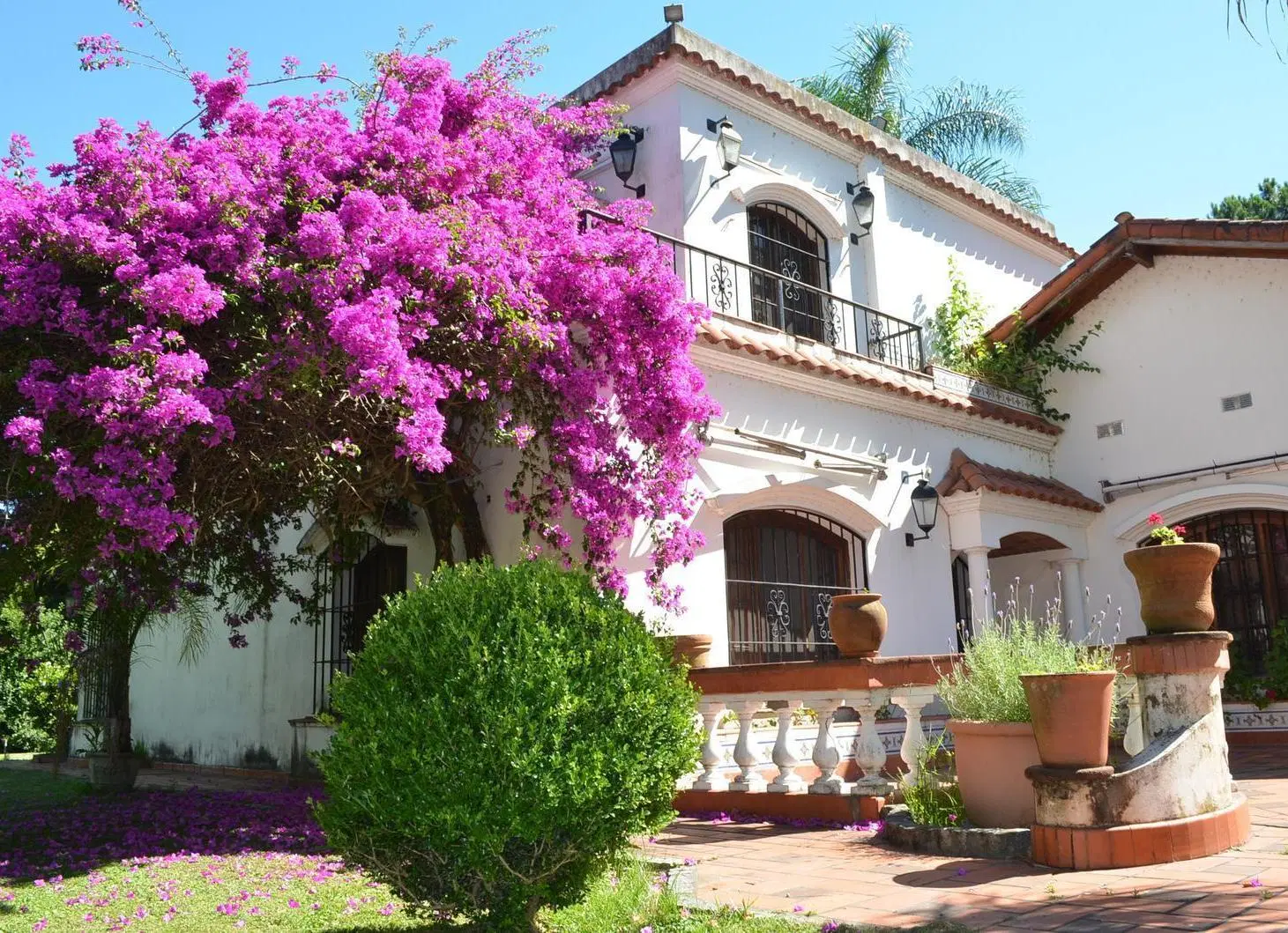 Casa quinta en venta en el Barrio El Cazador con terminaciones de primer nivel en su estilo colonial 2
