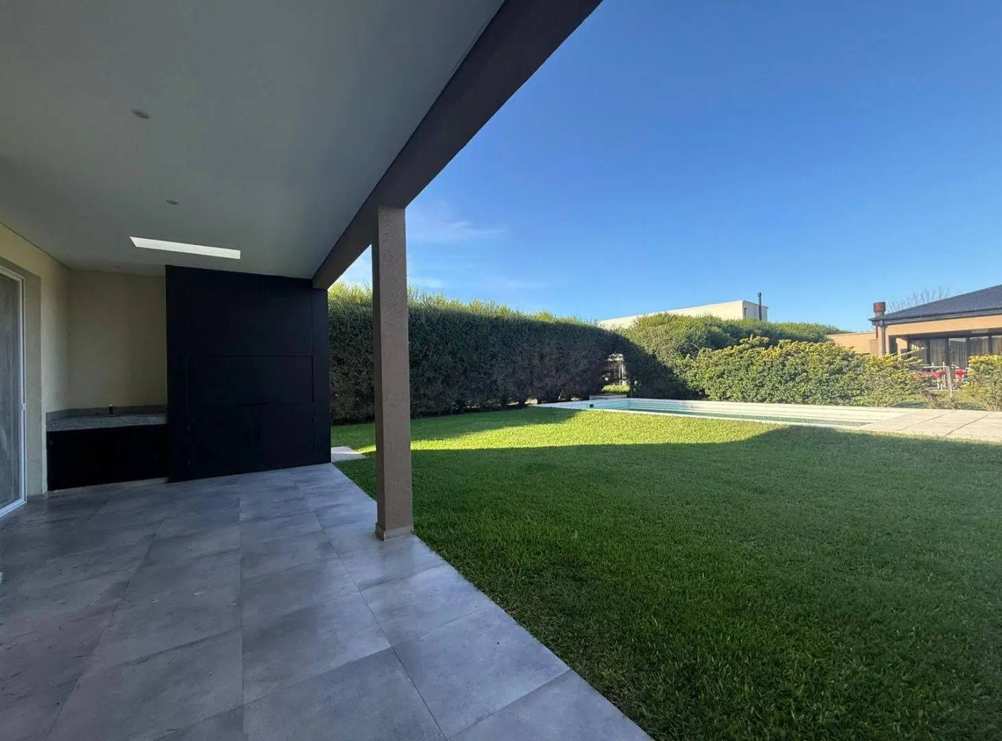 Casa en alquiler en Canton Puerto sobre lote interno con pileta de 6 ambientes 8