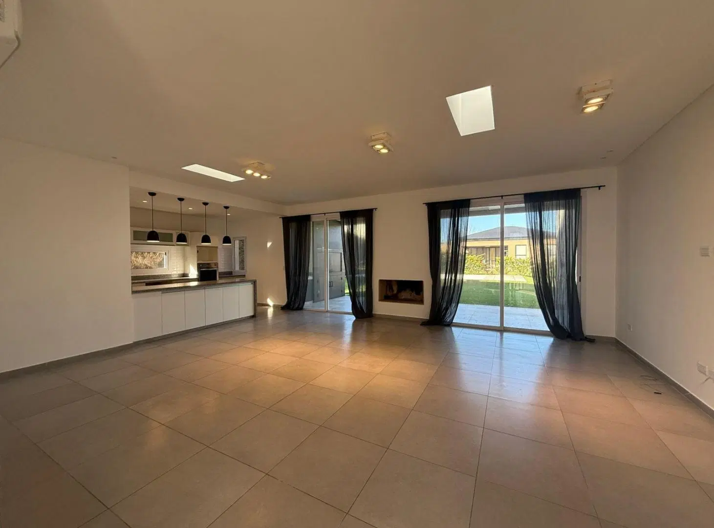 Casa en alquiler en Canton Puerto sobre lote interno con pileta de 6 ambientes 4