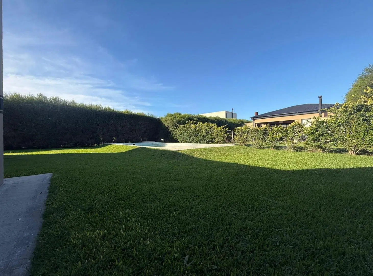 Casa en alquiler en Canton Puerto sobre lote interno con pileta de 6 ambientes 5