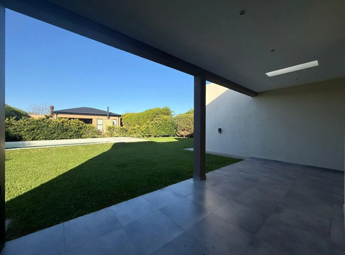 Casa en alquiler en Canton Puerto sobre lote interno con pileta de 6 ambientes 3
