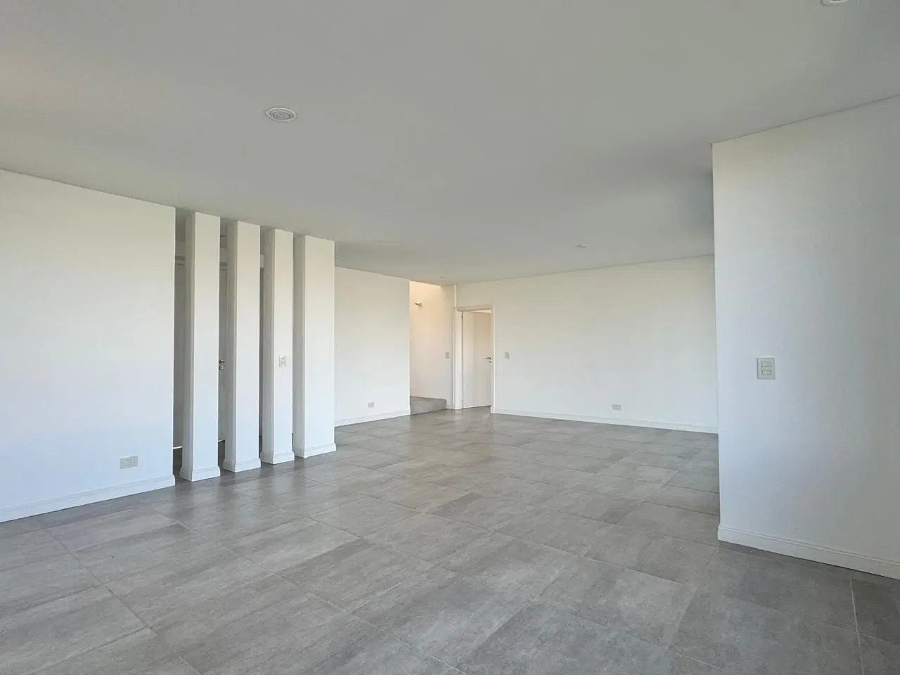 Casa en venta y oportunidad  en islas al lago de 5 ambientes a la laguna central 2