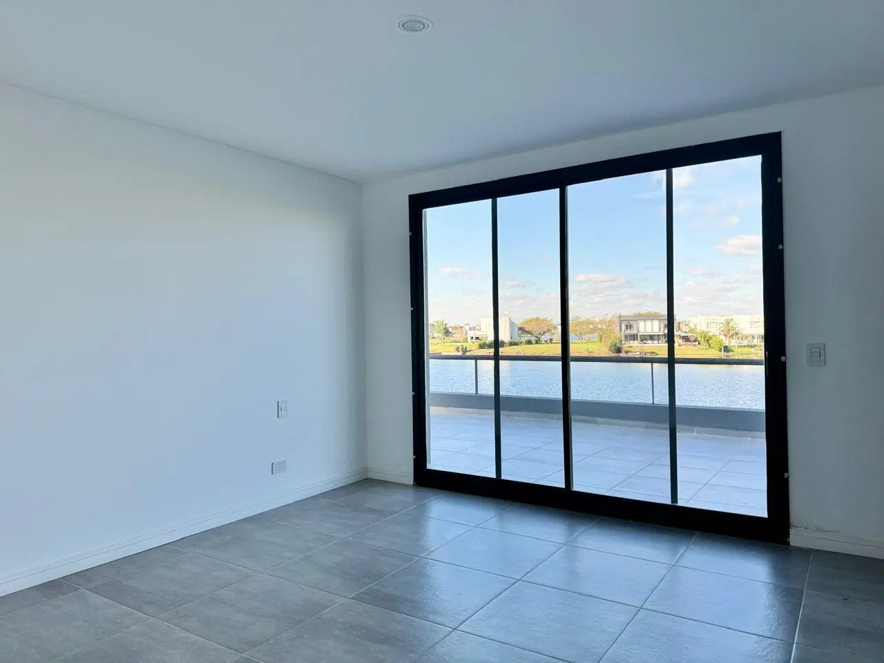 Casa en venta y oportunidad  en islas al lago de 5 ambientes a la laguna central 4