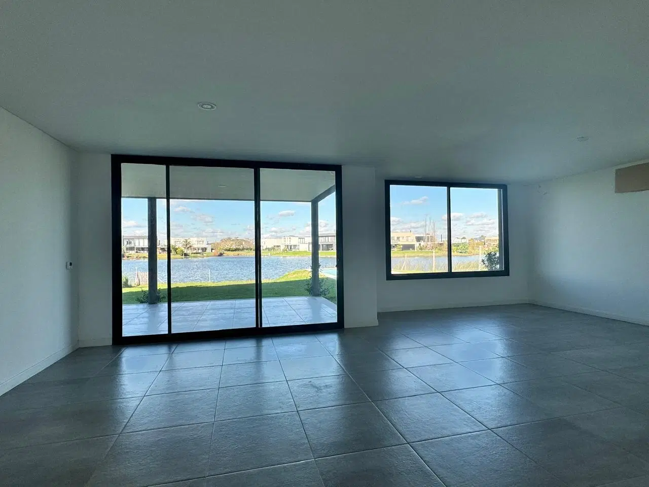 Casa en venta y oportunidad  en islas al lago de 5 ambientes a la laguna central 3