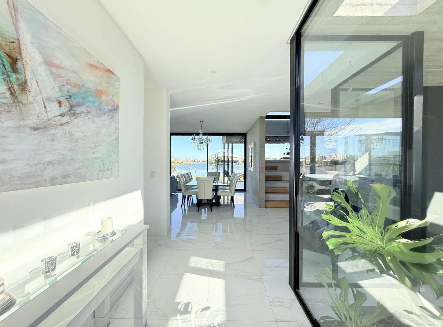 Foto de Casa de dos plantas de 7 ambientes a la laguna en venta en Puerto, El, imagen 3