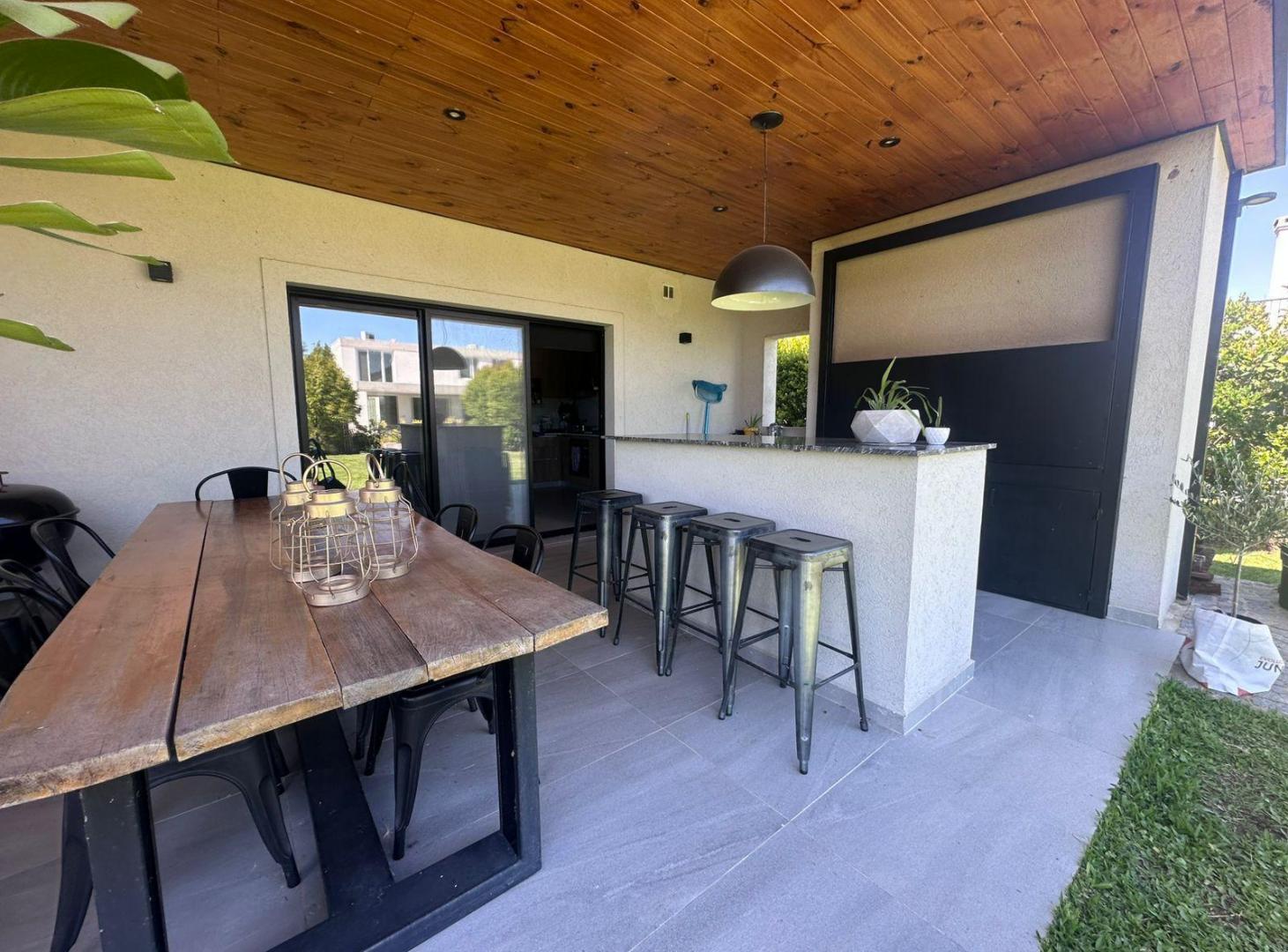 Foto de Casa en de 5 ambientes con dependencia de servicio en venta y alquiler, imagen 2