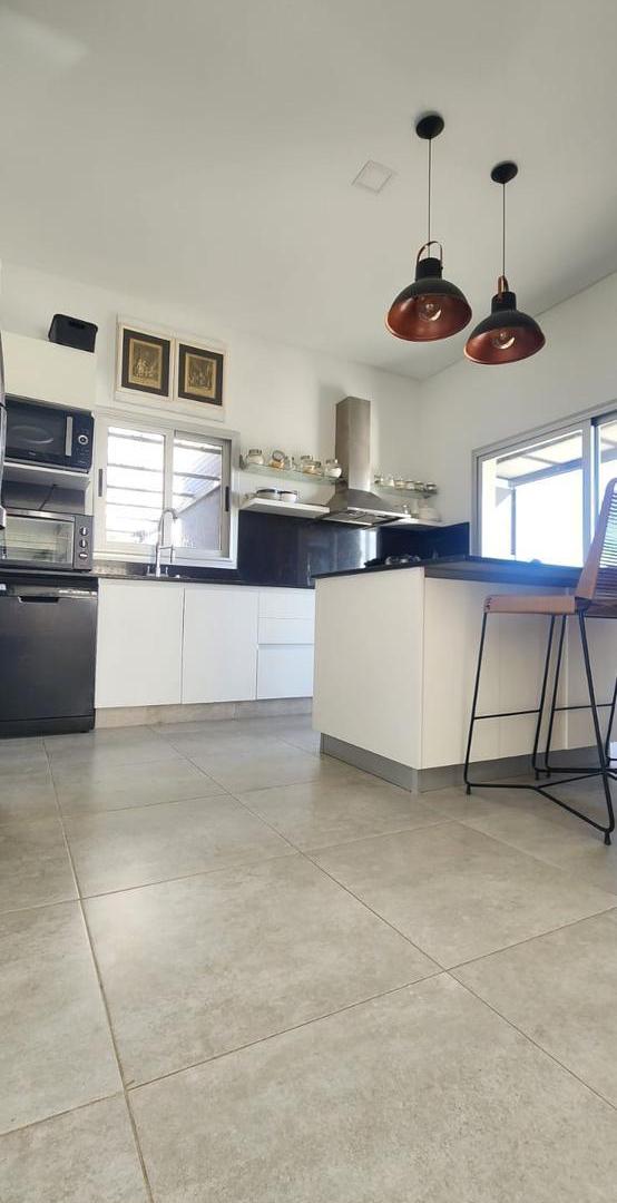 Foto de Casa en alquiler temporario a la laguna de 6 ambientes con pileta en El, imagen 5