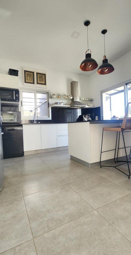 Foto de Casa en alquiler temporario a la laguna de 6 ambientes con pileta en El, imagen 2
