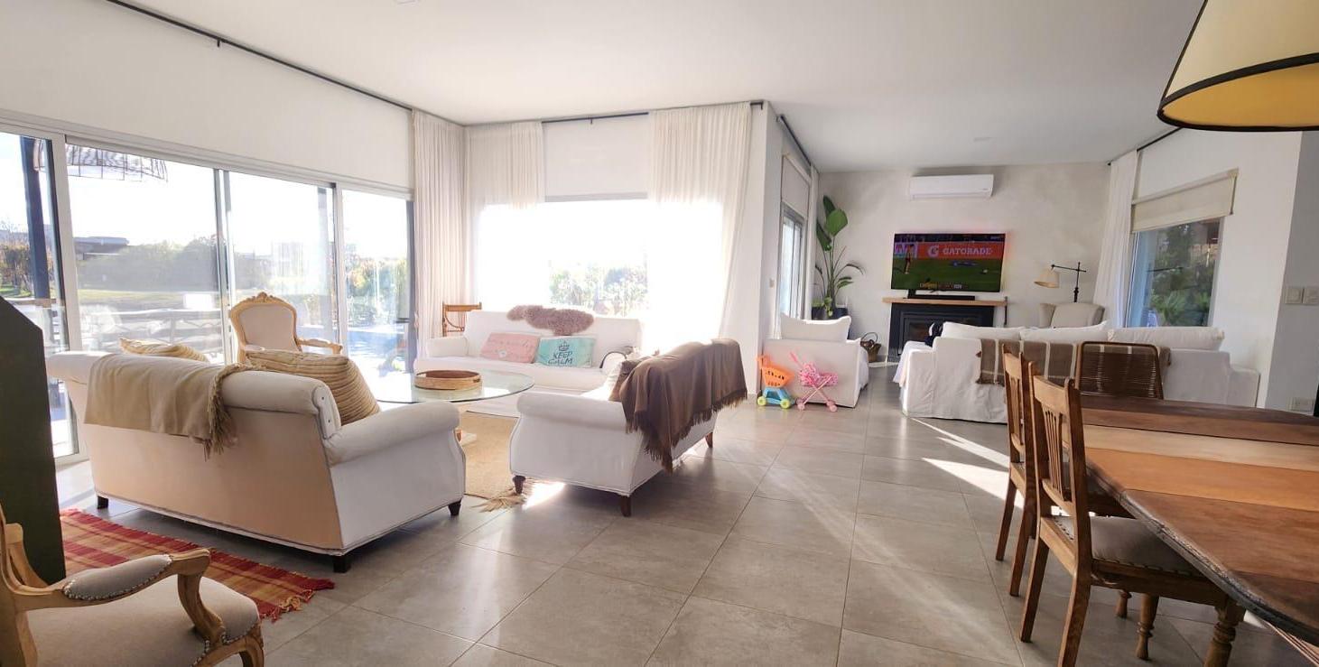 Foto de Casa en alquiler temporario a la laguna de 6 ambientes con pileta en El, imagen 4