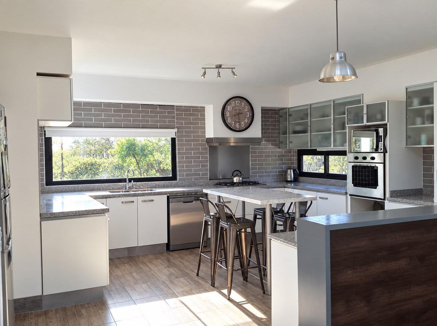 Foto de Casa en venta de 6 ambientes en San Matias con pileta y galeria cerrada, imagen 3