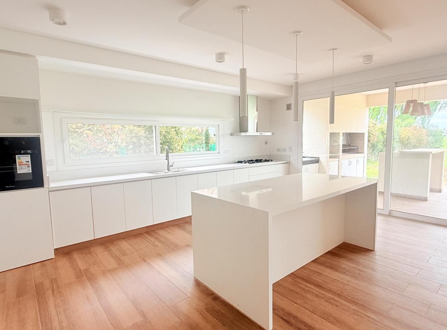 Foto de Casa en venta de 6 ambientes al golf y al agua en Canton Golf de, imagen 2
