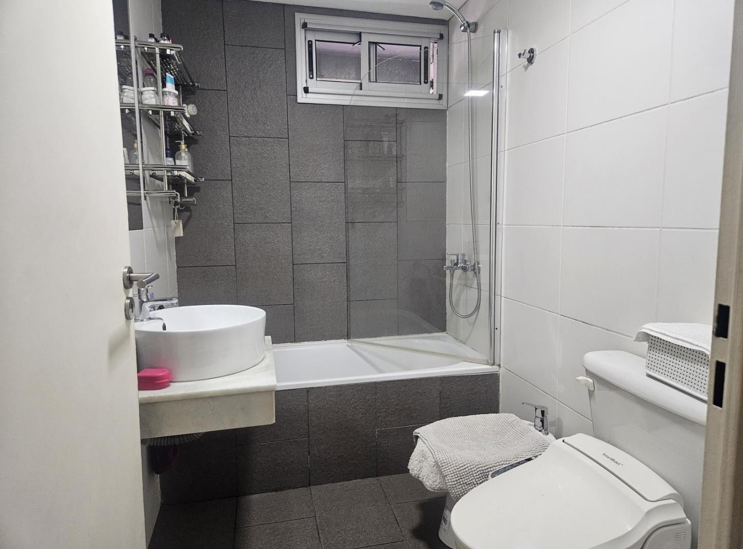 Foto de VENTA | 2 AMBIENTES CON BALCÓN CORRIDO Y PATIO EXCLUSIVO | BOEDO, imagen 4
