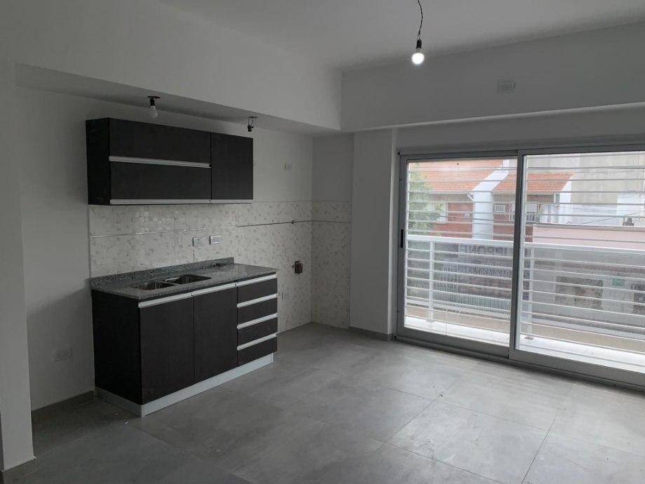 Foto de EXCELENTE DEPTO DE 3 AMBIENTES CON COCHERA EN WILDE CENTRO, imagen 2