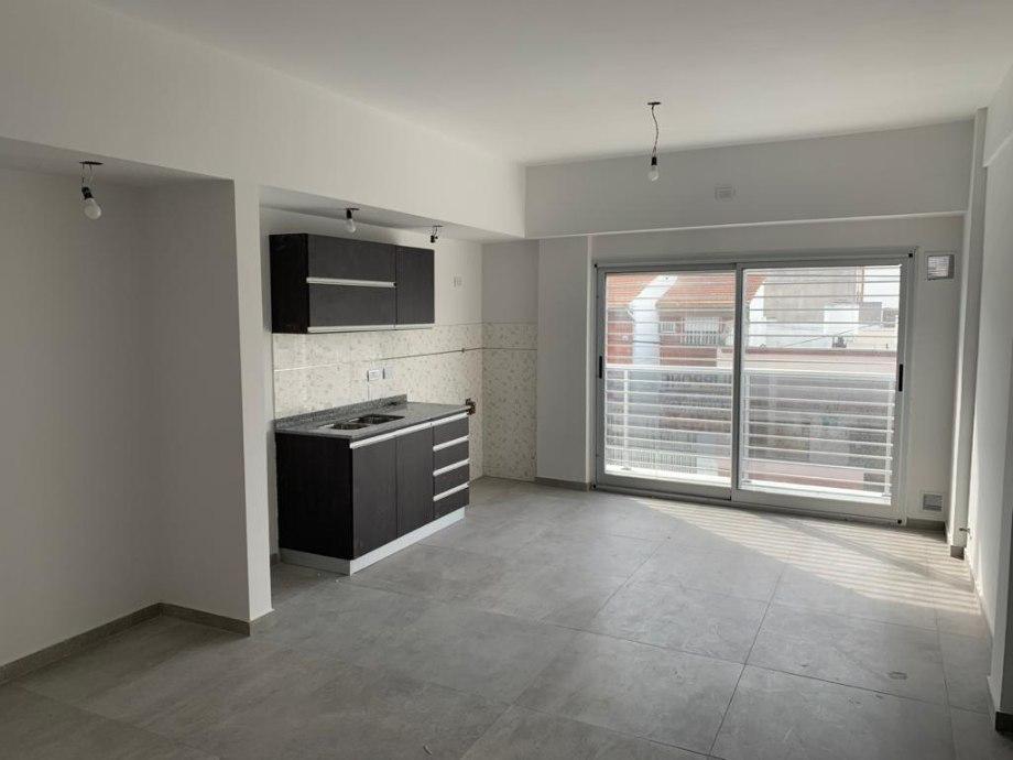 Foto de EXCELENTE DEPTO DE 3 AMBIENTES CON COCHERA EN WILDE CENTRO, imagen 4