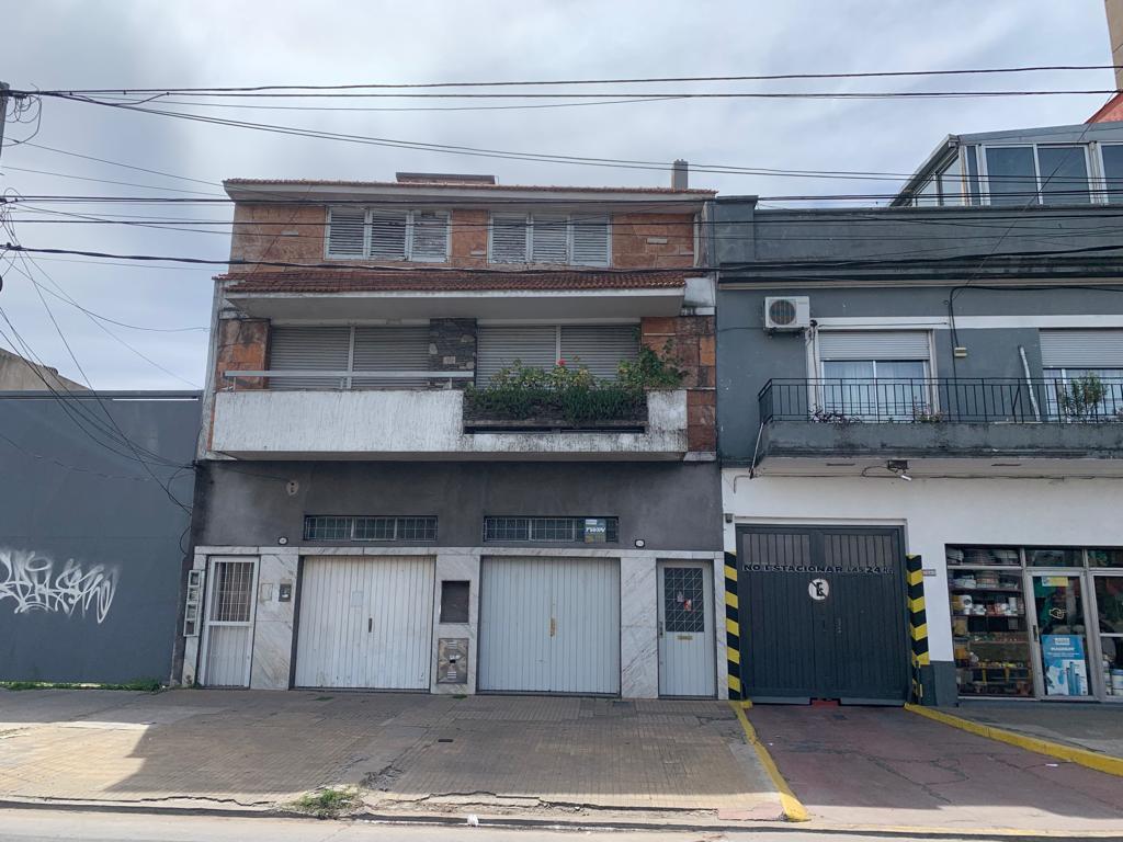 OPORTUNIDAD!! CASA PH DE 4 AMBIENTES AMPLIO CON COCHERA PROPIA (AV. MITRE)