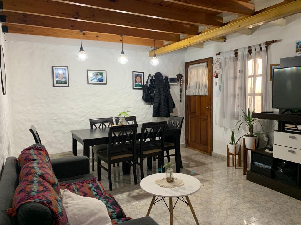 DEPARTAMENTO TIPO CASA DE 3 AMBIENTES EN EXCELENTE ESTADO.