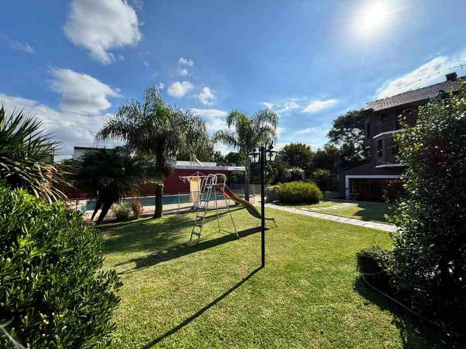 Hermoso Chalet de Categoría en Bernal 1