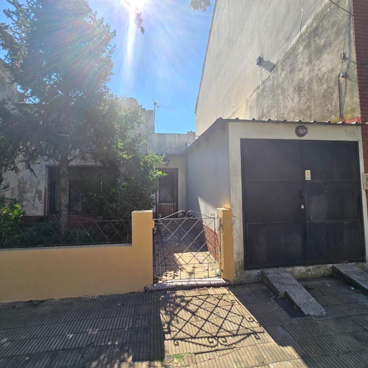 OPORTUNIDAD CASA ANTIGUA DE 4 AMBIENTES A REFACCIONAR EN SARANDÍ ESTE