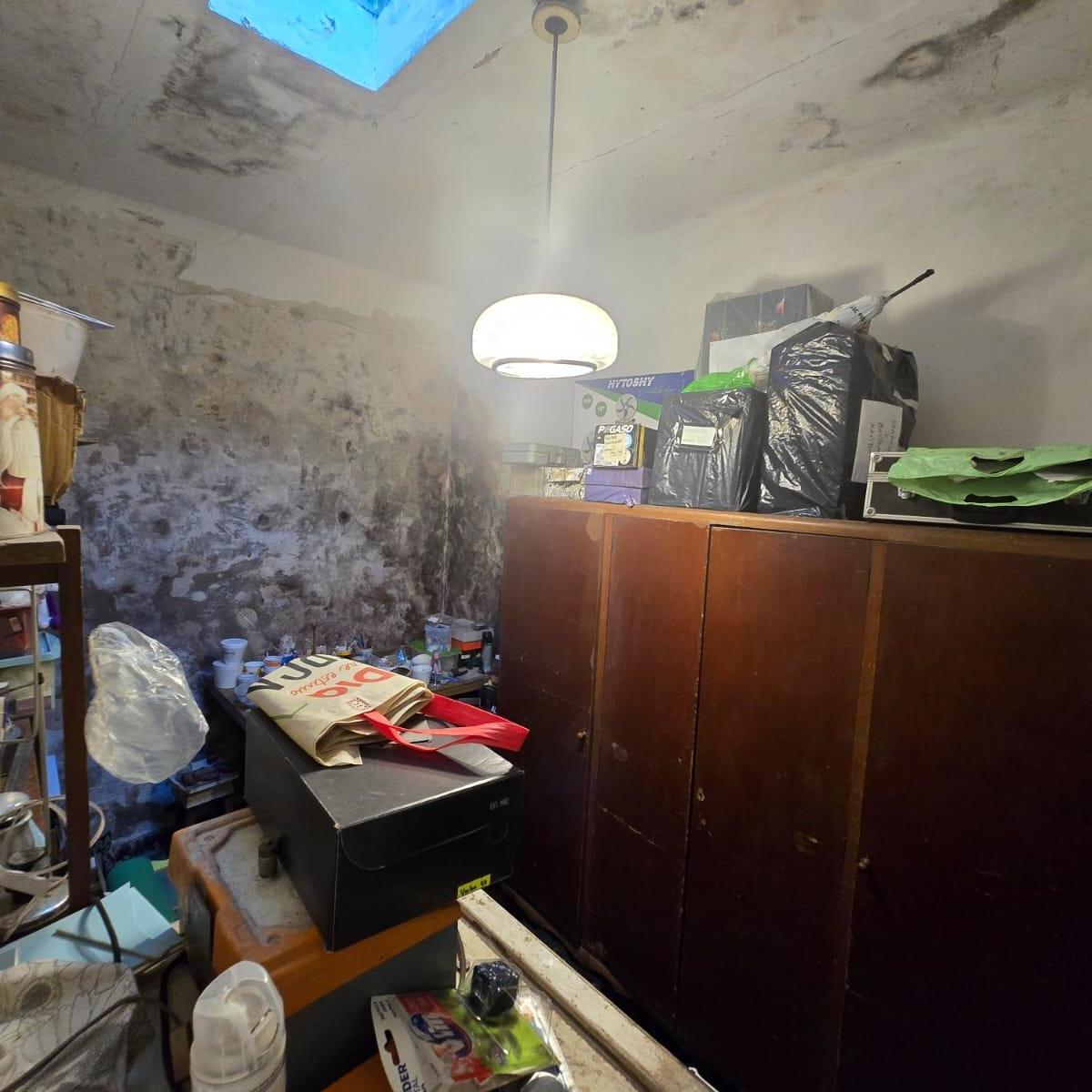 Foto de OPORTUNIDAD CASA ANTIGUA DE 4 AMBIENTES A REFACCIONAR EN SARANDÍ ESTE, imagen 2