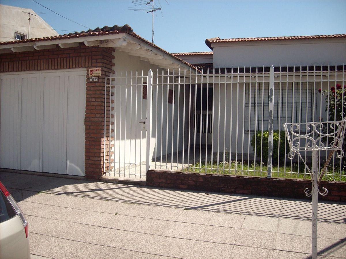 CASA CON JARDIN AL FRENTE SOBRE GRAN LOTE PROPIO.